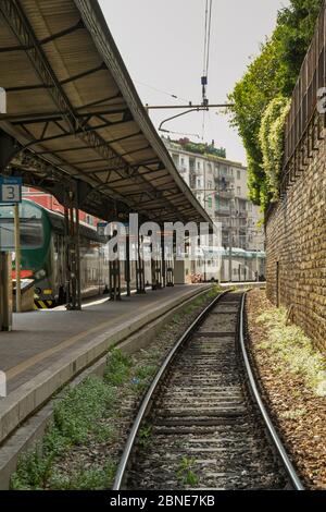 COMO, ITALIE - JUIN 2019 : piste à côté d'une plate-forme vide à la gare terminale de la ville de Côme sur le lac de Côme Banque D'Images