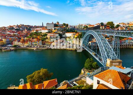 Porto, Portugal, vue pittoresque sur la vieille ville de Riberia et pont Ponte de Dom Luis sur le Douro. Banque D'Images