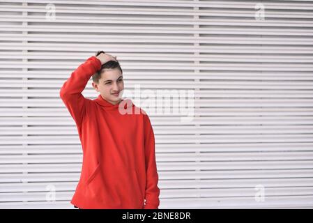 portrait d'un adolescent souriant. dressing dans une chemise rouge Banque D'Images