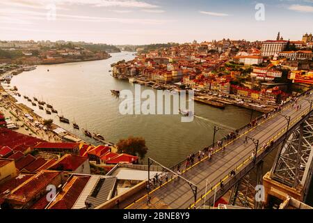 Porto, Portugal, vue pittoresque sur la vieille ville de Riberia et pont Ponte de Dom Luis sur le Douro. Banque D'Images