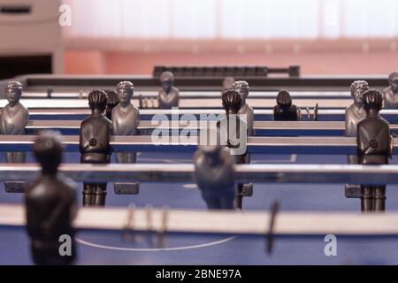 Baby-foot dans le centre de divertissement. Close-up image du plastique les joueurs d'un match de football. Banque D'Images