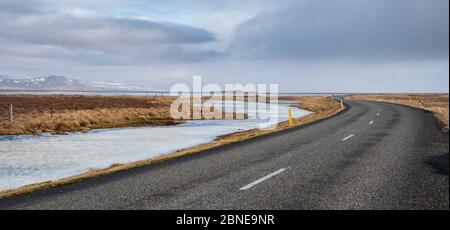 Route vide campagne périphérique à la péninsule de Snaefellsnes en hiver en Islande Banque D'Images