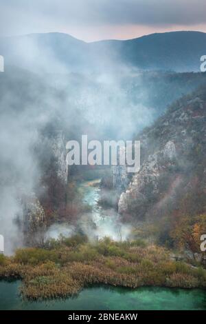 Gorges de calcaire en dessous du astavci "cascades", le parc national des Lacs de Plitvice, Croatie. Novembre. Banque D'Images