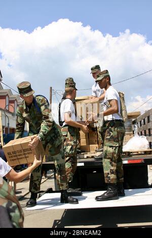 BILOXI, ÉTATS-UNIS - 06 septembre 2005 : le personnel de la Force aérienne a déchargé des boîtes d'eau embouteillée pour les victimes de l'ouragan Katrina. Banque D'Images