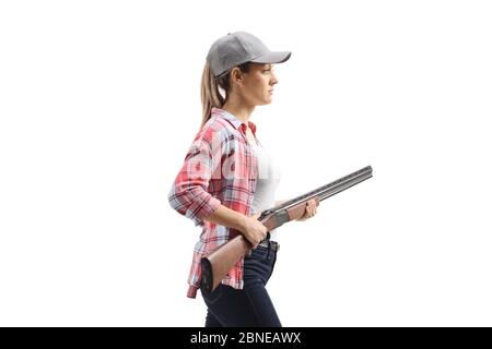 Dangereuse femme marchant avec un fusil isolé sur fond blanc Banque D'Images