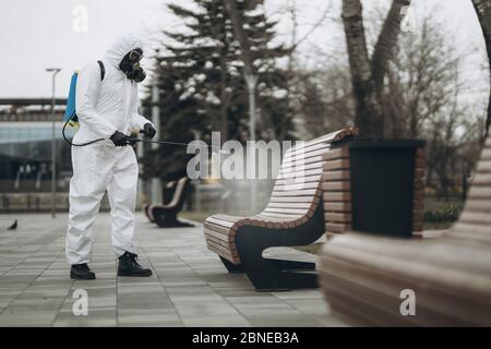 Nettoyage et désinfection au complexe de la ville au milieu de l'épidémie de coronavirus équipes professionnelles pour les efforts de désinfection prévention et contrôle des infections o Banque D'Images