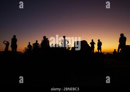 silhouette de gens regardant le coucher du soleil depuis le sommet des lions, cap, afrique du sud Banque D'Images