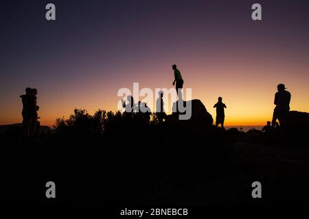 silhouette de gens regardant le coucher du soleil depuis le sommet des lions, cap, afrique du sud Banque D'Images