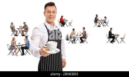 Garçon avec une tasse de café dans un café avec des jeunes et des personnes âgées sur des tables isolées sur fond blanc Banque D'Images