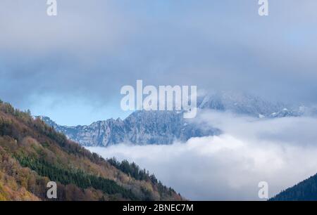 Vue sur les Alpes en automne couvert avec de célèbres fragments de silhoette bavarois du mont Watzmann à travers le brouillard et les nuages, Berchtesgadener Land, Bavière, Allemagne. CL Banque D'Images
