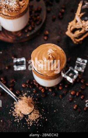 La vie de café de Dalgona crémeux et corean avec des grains de café Banque D'Images