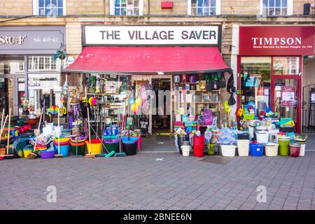 Magasin de matériel traditionnel avec des seaux et des pinceaux colorés à l'extérieur dans le quartier de Derbyshire Peak ville de Buxton Banque D'Images