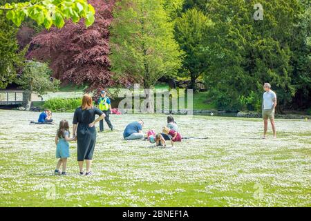 La police surveille les familles qui profitent du soleil dans le parc Buxton pendant la première journée de l'assouplissement des mesures de verrouillage pendant la pandémie Corvid 19 Banque D'Images