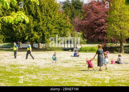 La police surveille les familles qui profitent du soleil dans le parc Buxton pendant la première journée de l'assouplissement des mesures de verrouillage pendant la pandémie Corvid 19 Banque D'Images