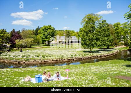 Les familles qui profitent du soleil dans les jardins du Pavillon Buxton pendant la première journée de l'assouplissement des mesures de verrouillage pendant la pandémie Corvid 19 Banque D'Images