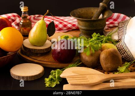 La vie rétro encore avec du vin, du fromage et des fruits. Banque D'Images