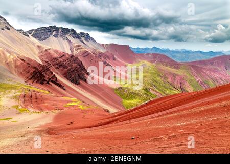 Montagnes de la vallée rouge dans les Andes, Pérou Banque D'Images