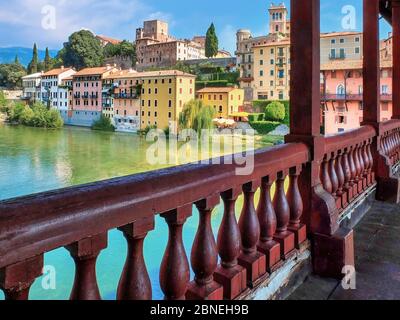 Bassano del Grappa, Italie. Vue sur la Brenta depuis le Ponte Vecchio. Sur la rive opposée, vous pouvez voir le château médiéval qui domine la ville. Banque D'Images