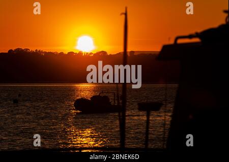 Courtmacsherry, West Cork, Irlande. 14 mai 2020. Le soleil se couche de façon spectaculaire sur la marina de Courtmacsherry après une journée de soleil. Crédit : AG News/Alay Live News Banque D'Images