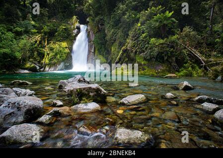 Giants Gate tombe sur le Milford Track dans le Parc National de Fiordland, île du Sud, Nouvelle-Zélande Banque D'Images