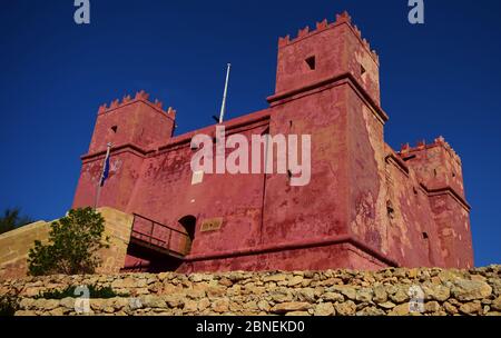 MELLIEHA, MALTE - 12 octobre 2014 : Tour de Saint Agatha, connue sous le nom de Tour Rouge, construite par l'ordre de Saint Jean sur une colline à Mellieha. Une fortification à défie Banque D'Images