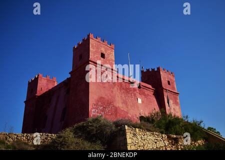 MELLIEHA, MALTE - 12 octobre 2014 : Tour de Saint Agatha, connue sous le nom de Tour Rouge, construite par l'ordre de Saint Jean sur une colline à Mellieha. Une fortification à défie Banque D'Images