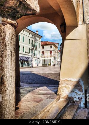 Bassano del Grappa, Vénétie, Italie. Place Garibaldi. Cette place était 'Piazza delle Erbe', parce que le marché des légumes a été tenu ici pendant des siècles. Banque D'Images