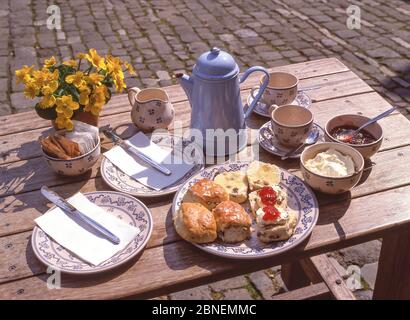 Après-midi, un thé à la crème sur le tableau en haut de la colline d'or, Shaftesbury, Dorset, Angleterre, Royaume-Uni Banque D'Images