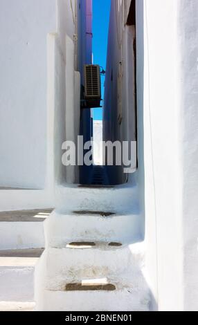 Allée très étroite entre les maisons blanchies à la chaux de l'île de Mykonos en Grèce Banque D'Images
