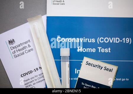 LONDRES, Royaume-Uni - MAI 15 2020 : kit de test à domicile du coronavirus du département de santé du Royaume-Uni Banque D'Images