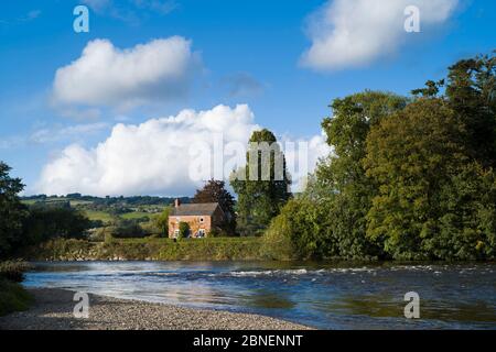 Maison en bord de rivière dans un paysage gallois typique près de la rivière Wye dans les Brecon Beacons au pays de Galles, au Royaume-Uni Banque D'Images