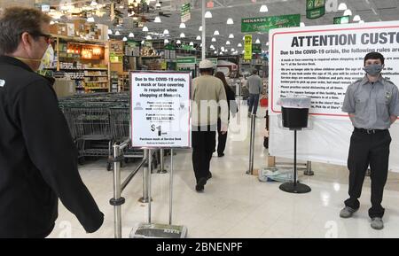 Mount Pleasant, Wisconsin, États-Unis. 14 mai 2020. La chaîne d'amélioration de la maison de Menard a été ouverte tout au long de la crise du coronavirus, mais a récemment commencé à exiger des clients de porter des masques. Un agent de sécurité applique la règle au magasin du village de Mount Pleasant, Wisconsin, le jeudi 14 mai 2020. Les clients sans masque sont dirigés vers un comptoir de service à la clientèle. Il y a une incertitude des clients dans le Wisconsin au sujet de la réouverture des entreprises pendant la crise du coronavirus après la décision de la Cour suprême du Wisconsin de mercredi après-midi annulent la prolongation par Gov. Tony Evers de salut Banque D'Images