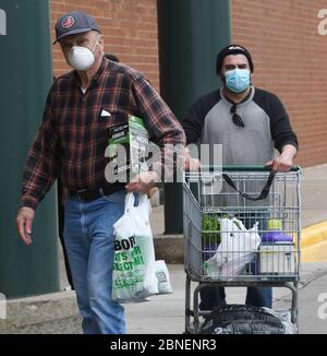 Mount Pleasant, Wisconsin, États-Unis. 14 mai 2020. La chaîne d'amélioration de la maison de Menard a été ouverte tout au long de la crise du coronavirus, mais a récemment commencé à exiger des clients de porter des masques. Un agent de sécurité applique la règle au magasin du village de Mount Pleasant, Wisconsin, le jeudi 14 mai 2020. Les clients sans masque sont dirigés vers un comptoir de service à la clientèle. Il y a une incertitude des clients dans le Wisconsin au sujet de la réouverture des entreprises pendant la crise du coronavirus après la décision de la Cour suprême du Wisconsin de mercredi après-midi annulent la prolongation par Gov. Tony Evers de salut Banque D'Images