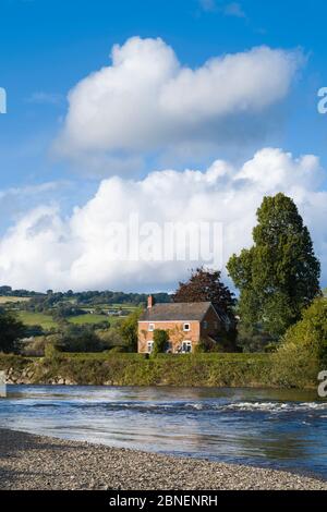 Maison en bord de rivière dans un paysage gallois typique près de la rivière Wye dans les Brecon Beacons au pays de Galles, au Royaume-Uni Banque D'Images