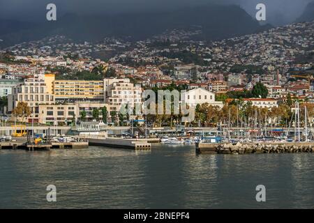 Funchal, Portugal - 10 novembre 2019: Baie de Funchal avec Marina et la rue Avenida do Mar avec les bâtiments du Marina Shopping et Baltazar D Banque D'Images