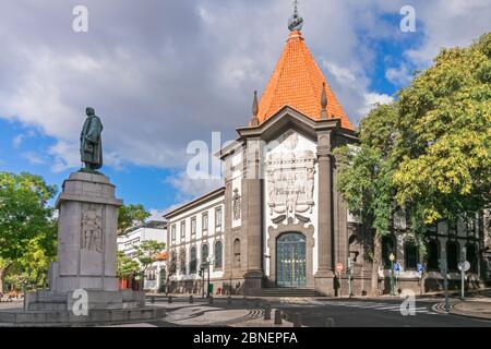 Funchal, Portugal - 10 novembre 2019 : boulevard Avenida Arriaga avec la construction de la banque Banco de Portugal et le monument à l'explorateur et Banque D'Images