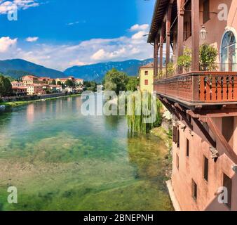 Bassano del Grappa (Vicenza, Italie), vue sur la Brenta depuis le Ponte Vecchio. La rivière sépare la ville historique du côté moderne. Banque D'Images