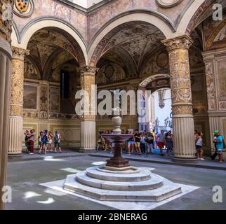 Florence, Italie - 16 août 2019 : riche intérieur de la première cour du Palazzo Vecchio avec fontaine Putto avec Dolphin par Verrocchio au milieu Banque D'Images