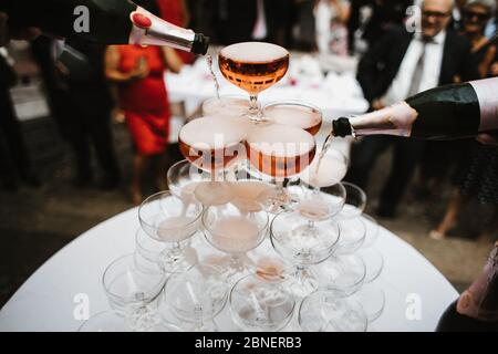 photo de la pyramide des verres de champagne dans une fête Banque D'Images