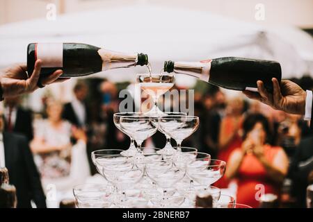 photo de la pyramide des verres de champagne dans une fête Banque D'Images
