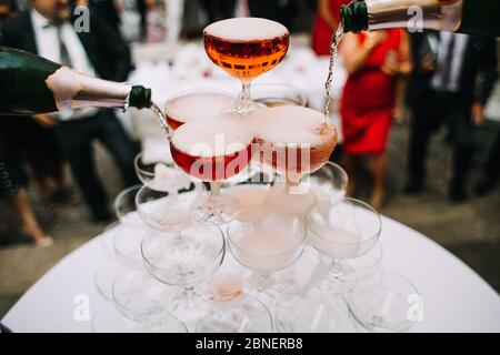 photo de la pyramide des verres de champagne dans une fête Banque D'Images