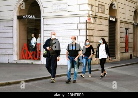 Personnes portant un masque médical, marchant dans le centre commercial de luxe de Rome pendant le coronavirus, Covid 19, verrouillage à l'époque de Covid 19. Italie, Europe Banque D'Images