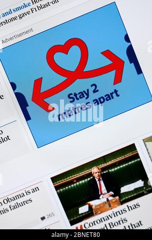 Publicité d'information publique sur le coronavirus avec des indications pour rester à 2 mètres au-dessus d'une image dans un article mettant en vedette Boris Johnson. Banque D'Images