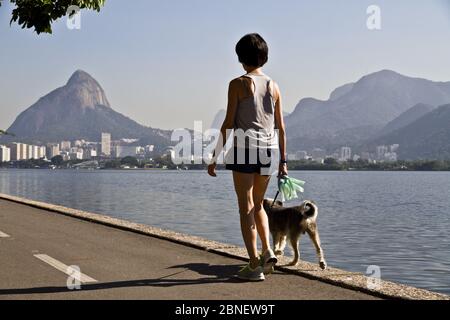 Belle photo d'un jeune homme marchant le long du Rio Plage de Janeiro Banque D'Images