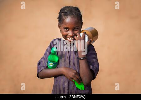 Portrait de jeune fille souriante africaine Banque D'Images