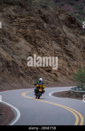 Femme en tournée moto sur la route de torsion en Argentine Banque D'Images