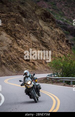 Femme en tournée moto sur la route de torsion en Argentine Banque D'Images