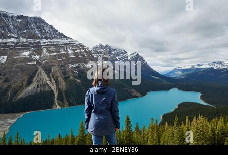 Une fille qui profite de la vue lors D'une randonnée au lac Peyto, dans le parc national Banff Banque D'Images