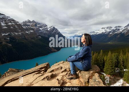 Une fille qui profite de la vue lors D'une randonnée au lac Peyto, dans le parc national Banff Banque D'Images