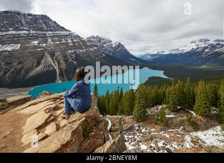 Une fille qui profite de la vue lors D'une randonnée au lac Peyto, dans le parc national Banff Banque D'Images